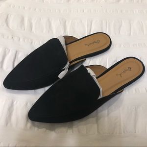 Qupid Swirl Black Mule. NIB.